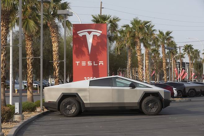A Tesla dealership in Las Vegas, March 29, 2025. A group of state treasurers and investors is complaining that the company, facing falling sales, is about to miss a legal deadline to hold a shareholder forum. (Mikayla Whitmore/The New York Times)