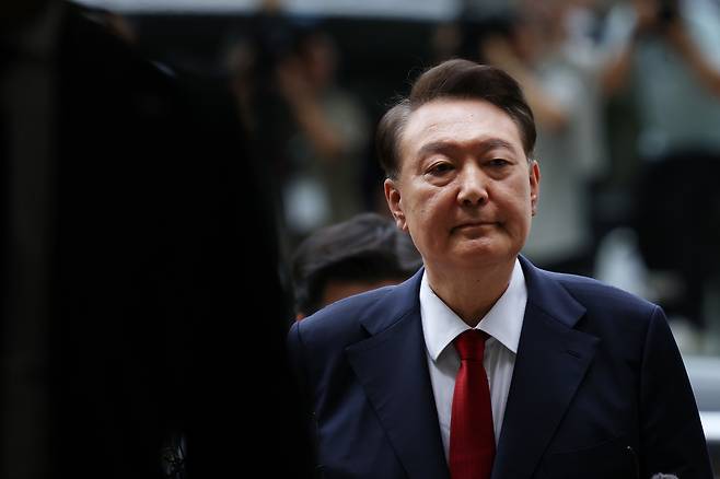 Former President Yoon Suk Yeol enters the Seoul Central District Court in Seocho District, southern Seoul, for his pretrial detention hearing on July 9. [JOINT PRESS CORPS]