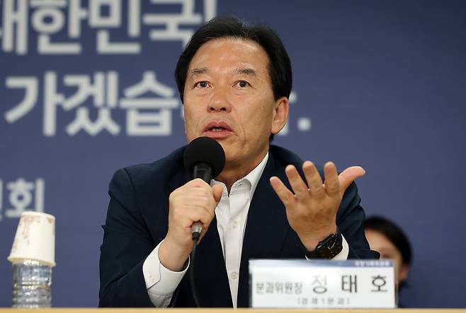 Democratic Party Rep. Jung Tae-ho of the National Assembly’s Strategy and Finance Committee speaks druing a press conference at the government complex in Jongno District, central Seoul, on June 22. [NEWS1]