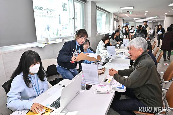 지난 3월 정선군 민생회복지원금 지급 현장. 최승준 정선군수(사진 오른쪽)가 민생회복지원금을 받고 있다. 정선군