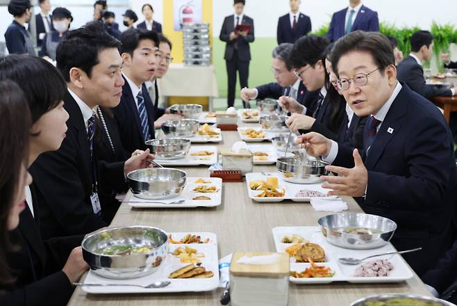 이재명 대통령이 14일 충북 진천 국가공무원인재개발원에서 70기 5급 신임관리자과정 교육생들과 오찬을 하며 대화하고 있다. 연합뉴스