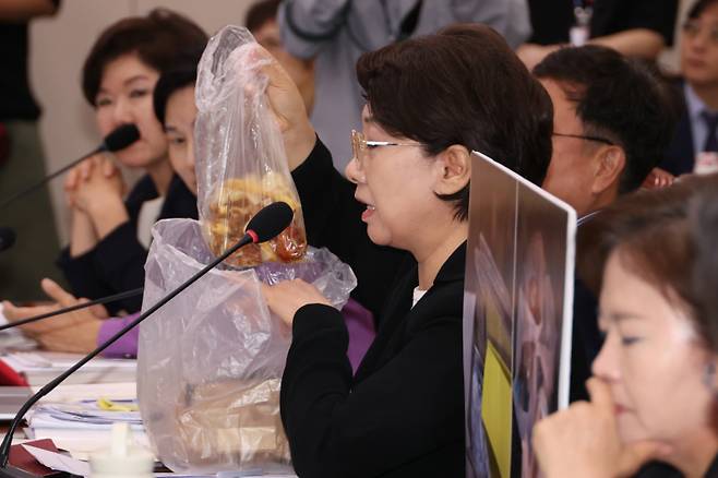 이달희 국민의힘&nbsp;의원이 14일 국회 여성가족위원회에서 열린 강선우 여성가족부 장관에 대한 인사청문회에서 음식물 쓰레기를 들어보이며 갑질 의혹 관련해서 질문하고 있다. 연합뉴스