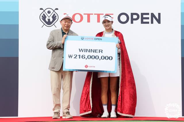 신동빈(왼쪽) 롯데그룹 회장은 지난 6일 대회를 찾아 우승한 박혜준에게 상금을 전달했다. KLPGA 제공