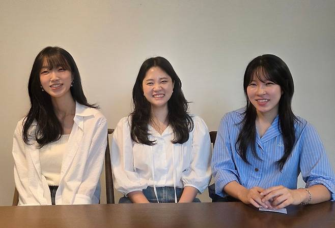 CCM 밴드 '프라이드밴드'의 멤버들이 13일 경기도 김포 다음세대교회에서 국민일보와 인터뷰하고 있다. 왼쪽부터 기타리스트 여은, 리더이자 베이시스트인 소현 드러머 유빈.