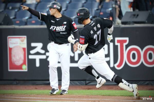 프로야구 KT 위즈가 17일부터 4일간 수원 케이티위즈파크에서 펼쳐질 한화 이글스와의 홈 4연전에서 후반기 반등을 위한 교두보 마련에 나선다. KT 위즈 제공