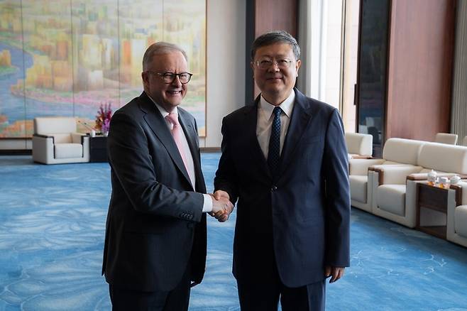 지난 13일 첸지닝 상하이 당서기를 만나 악수를 나누고 있는  앤서니 앨버니지 호주 총리. <앨버니지 총리 엑스 계정>
