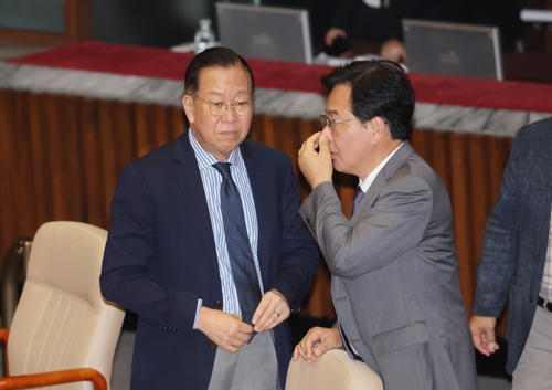 송언석 국민의힘 비상대책위원장 겸 원내대표(오른쪽)가 10일 국회 본회의에서 권영세 의원과 대화하고 있다. [사진 출처 = 연합뉴스]