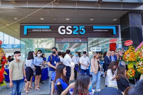 베트남의 GS25 매장 앞에 모여든 현지 고객들 [사진 출처 = 연합뉴스]