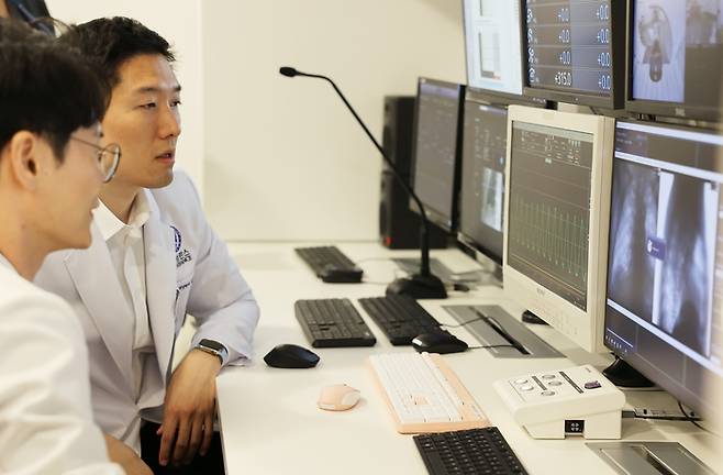 김경환 세브란스 방사선종양학과 교수가 호흡 동조치료를 위해 환자의 호흡 패턴을 확인하고 있다. 호흡 동조란 환자의 호흡에 맞춰 탄소 입자를 조사하는 것을 말한다. [제공=세브란스]