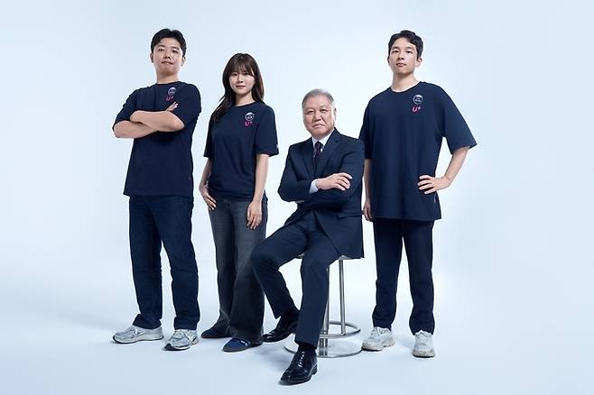 LG유플러스가 지난달 27일 국내 1호 프로파일러로 알려진 권일용 교수(가운데 오른쪽)를 보안 앰배서더로 선정했다.  [사진 = LG유플러스]