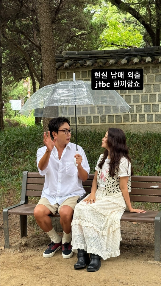 김희선과 탁재훈이 뜻밖의 ‘찐 남매 케미’로 시선을 사로잡았다.사진=김희선 SNS