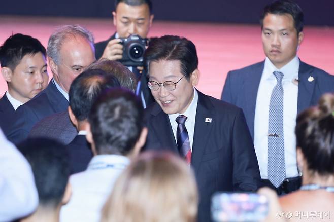 [서울=뉴시스] 이재명 대통령이 13일 서울 강남구 코엑스에서 열린 2025 세계정치학회(IPSA) 서울총회 개막식에서 기조연설을 마친 뒤 참석자들과 인사를 나누고 있다. 2025.07.13.