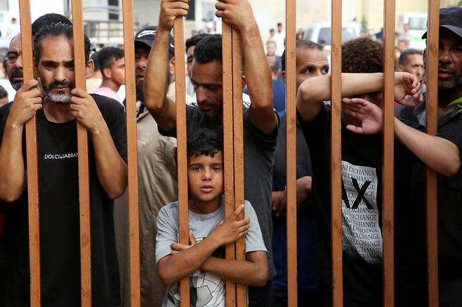 10일(현지시간) 이스라엘의 가자지구 칸 유니스 야간 공습에 숨진 팔레스타인인들의 장례식에서 사람들이 애도하고 있다. /로이터=뉴스1