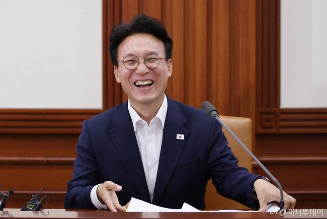 [서울=뉴시스] 김명원 기자 = 김민석 국무총리가 10일 오전 서울 종로구 정부서울청사에서 열린 국정현안관계장관회의에 참석해 맞은편에 자리하고 있던 송미령 농림축산식품부 장관과 대화하며 환하게 웃고 있다. 2025.07.10. kmx1105@newsis.com /사진=김명원