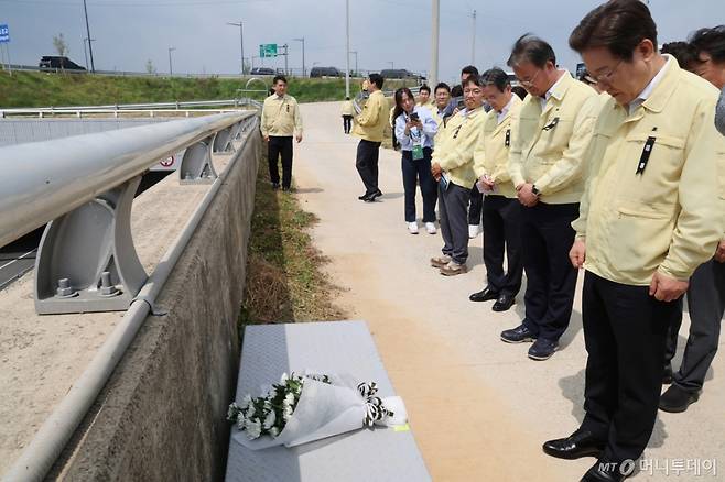 [청주=뉴시스] 고범준 기자 =이재명 대통령이 14일 충북 청주시 흥덕구 오송읍 궁평2지하차도를 방문해 참사 추모 묵념을 하고 있다.  오송 지하차도 참사는 지난 2023년 7월15일 청주 흥덕구 오송읍 궁평2지하차도가 인근 미호강 범람으로 침수되면서 발생했다. 2025.07.14. bjko@newsis.com /사진=