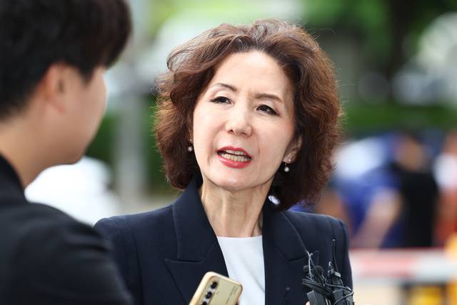 이진숙 부총리 겸 교육부 장관 후보자가 지난달 30일 오전 서울 여의도 한국교육시설안전원에 마련된 인사청문회 준비 사무실로 출근하며 취재진 질문에 답하고 있다. 연합뉴스