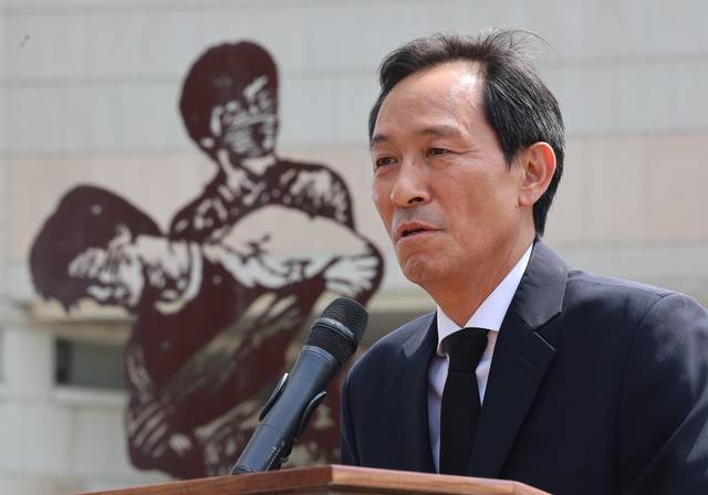 우상호 정무수석이 지난달 9일 서울 서대문구 연세대 이한열동산에서 열린 제38주기 이한열 추모제에서 인사말을 하고 있다.  뉴시스