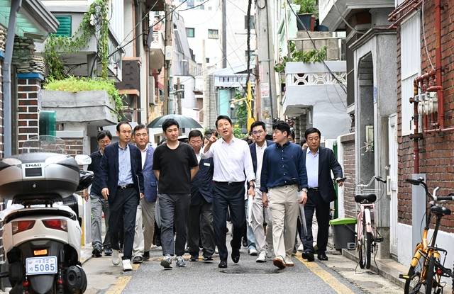 14일 자양4동 재개발 현장을 방문한 오세훈 서울시장이 지역을 둘러보고 있다. 서울시청 제공