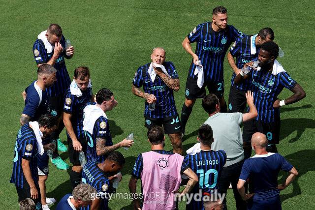 휴식을 취하고 있는 선수들. /게티이미지코리아