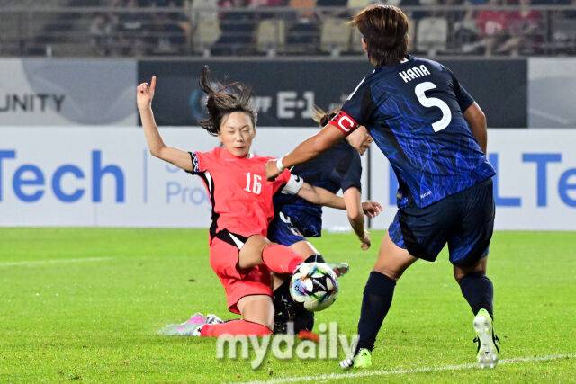 대한민국 여자 축구대표팀 장슬기가13일 오후 경기도 화성시종합경기타운 주경기장에서 진행된 2025년 동아시아축구연맹(EAFF) E-1 챔피언십(동아시안컵) 일본과의 경기에서 슛팅을 시도하고 있다./화성종합경기타운=곽경훈 기자