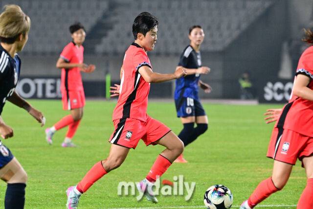 대한민국 여자 축구대표팀 지소연이 13일 오후 경기도 화성시종합경기타운 주경기장에서 진행된 2025년 동아시아축구연맹(EAFF) E-1 챔피언십(동아시안컵) 일본과의 경기에서 돌파를 하고 있다./화성종합경기타운=곽경훈 기자