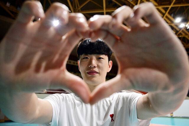 하트를 그리는 정성원./더발리볼