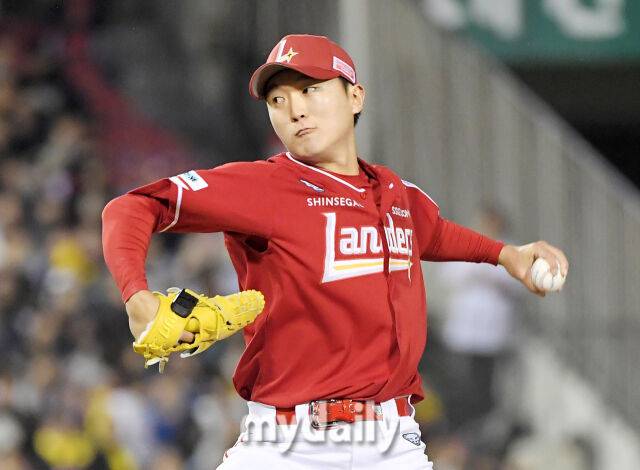 2일 오후 서울 잠실야구장에서 진행된 '2025 프로야구 KBO리그' LG트윈스와 SSG랜더스의 경기. SSG 김건우가 역투하고 있다./마이데일리