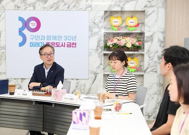 유성훈 금천구청장(왼쪽)이 8급 직원들과 대화를 나누고 있다.(사진제공=금천구 )