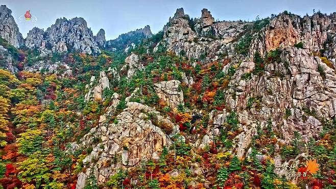 북한 조선중앙TV가 2023년 10월 24일 방영한 드론을 이용해 촬영한 붉게 물든 금강산의 가을풍경 [조선중앙TV]