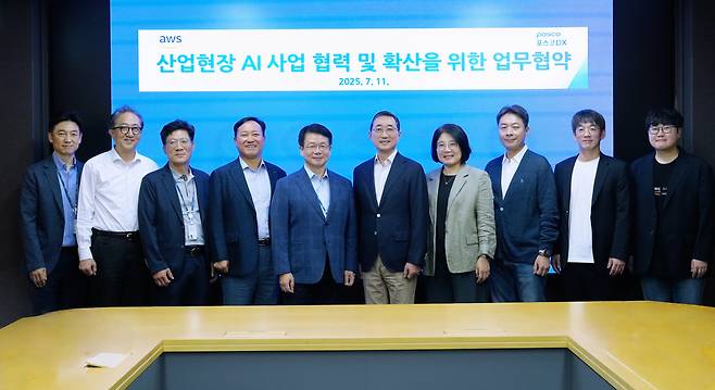 심민석 포스코DX 사장(왼쪽 다섯 번째)과 함기호 AWS코리아 대표(왼쪽 여섯 번째)를 비롯한 회사 관계자들이 산업현장 AI 사업 협력 및 확산을 위한 업무협약을 체결하고 기념촬영을 하고 있다. [포스코DX 제공]
