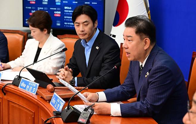 김병기 더불어민주당대표 직무대행 겸 원내대표가 14일 오전 서울 여의도 국회에서 열린 최고위원회의에 참석해 모두발언하고 있다. 이상섭 기자