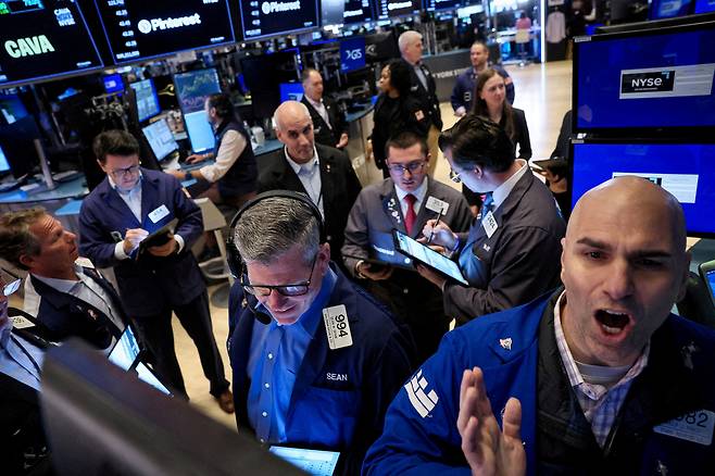 지난 5월 미국 뉴욕증권거래소(NYSE)에서 트레이더들이 분주히 일하고 있다. [로이터]