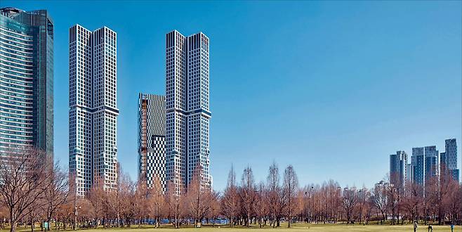 서울 성동구 성수동 일대 ‘갤러리아포레’(왼쪽 건물)와 ‘아크로서울포레스트’ 모습  [헤럴드DB]