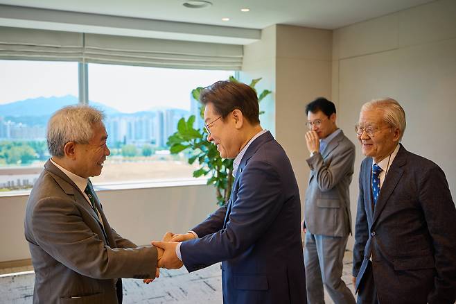 이재명 대통령이 11일 서울 용산 대통령실 청사에서 정규재 전 한국경제신문 주필과 오찬에 앞서 인사하고 있다. [연합]