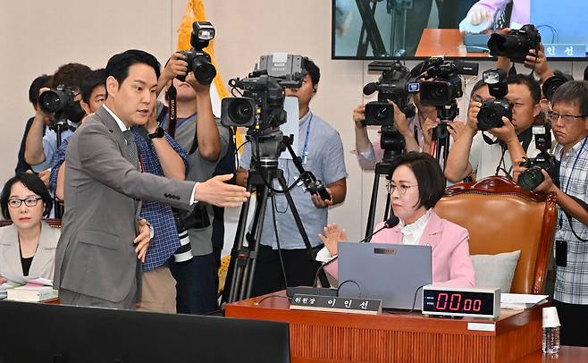 국회 여성가족위원회 여당 간사를 맡고 있는 김한규(왼쪽) 더불어민주당 의원이 14일 오전 서울 여의도 국회 여성가족위원회에서 열린 인사청문회에서 강선우 여성가족부 장관 후보자 인사청문회 관련 의사진행 일정에 대해 이인선 여가위원장에게 항의하고 있다. 임세준 기자