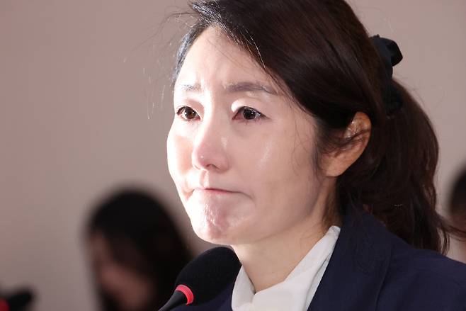 강선우 여성가족부 장관 후보자가 14일 국회 여성가족위원회에서 열린 인사청문회에서 발달장애 자녀에 대한 질문을 받으며 눈시울을 붉히고 있다. [연합]