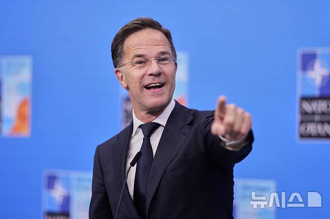 [헤이그=AP/뉴시스] 마르크 뤼터 북대서양조약기구(NATO·나토) 사무총장이 지난달 25일(현지 시간) 나토 정상회의가 열리는 네덜란드 헤이그에서 언론과 대화하고 있다. 2025.07.14.