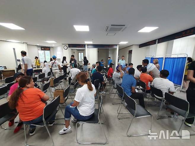 [서울=뉴시스]가톨릭메디컬엔젤스와 가톨릭중앙의료원 산하 성모병원 의료진들은 매달 한 번 일요일에 솔모루 이주민센터에 임시 진료소를 차리고 이주민들에게 필요한 진료와 치료는 물론 약도 처방해준다. 모두 무료다. 외국인 이주민들이 진료를 기다리는 모습. (사진= 가톨릭중앙의료원 제공) 2025.07.14. photo@newsis.com.