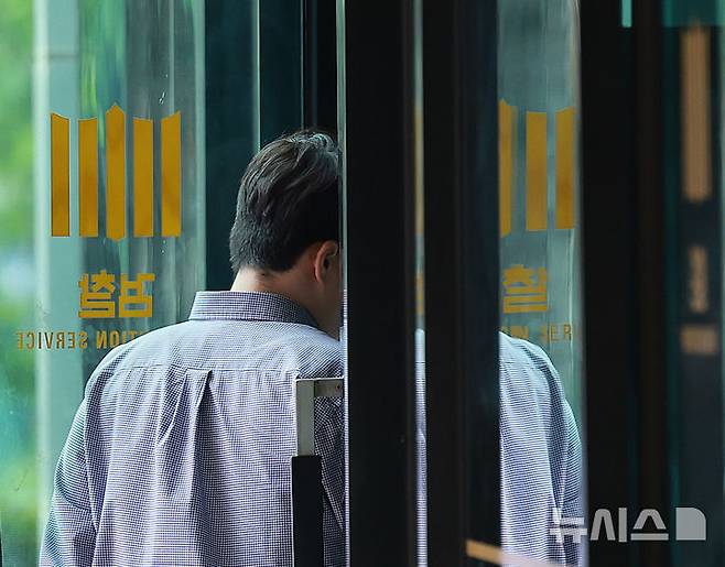 [서울=뉴시스] 이영환 기자 = 지난 7일 내란 특검팀(특별검사 조은석)의 사무실이 마련된 서울 서초구 서울고검 청사로 취재진이 들어가고 있다. 2025.07.14. 20hwan@newsis.com