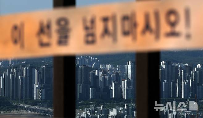 [서울=뉴시스] 조성우 기자 = 11일 오전 서울 남산에서 강남 지역의 아파트 단지가 내려다보이고 있다. 2025.07.11. xconfind@newsis.com