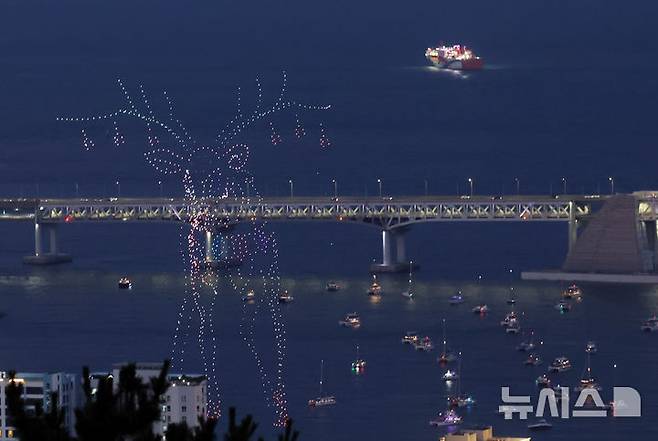 [부산=뉴시스] 하경민 기자 = 12일 부산 수영구 광안리해수욕장 일대에서 드론쇼가 펼쳐지고 있다. 2025.07.12. yulnetphoto@newsis.com