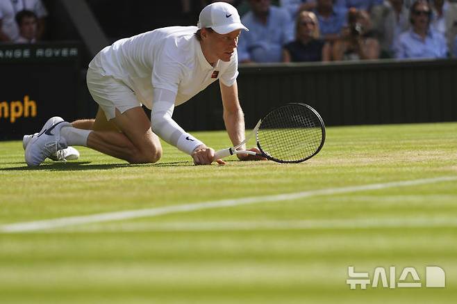 [런던=AP/뉴시스] 얀니크 신네르(1위·이탈리아)가 13일(현지 시간) 영국 런던 올잉글랜드 클럽에서 열린 2025 윔블던 테니스 대회 남자 단식 결승전 카를로스 알카라스(2위·스페인)와의 경기에서 1세트를 내준 후 아쉬워하고 있다. 신네르는 결승에서 3연패를 노리는 카를로스 알카라스(2위·스페인)에게 3-1(4-6 6-4 6-4 6-4) 역전승을 거두고 윔블던 첫 우승을 차지했다. 2025.07.14.