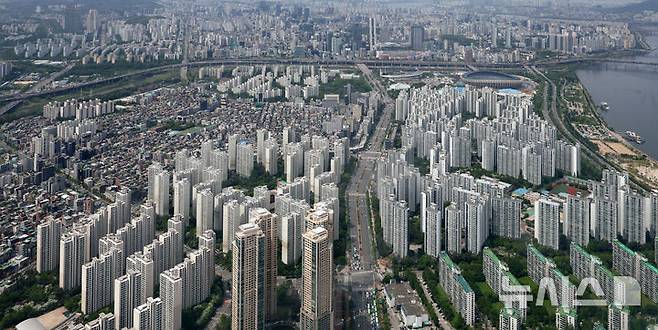 [서울=뉴시스] 김선웅 기자 = 서울 강남권 아파트 단지의 모습. 2025.05.06. mangusta@newsis.com