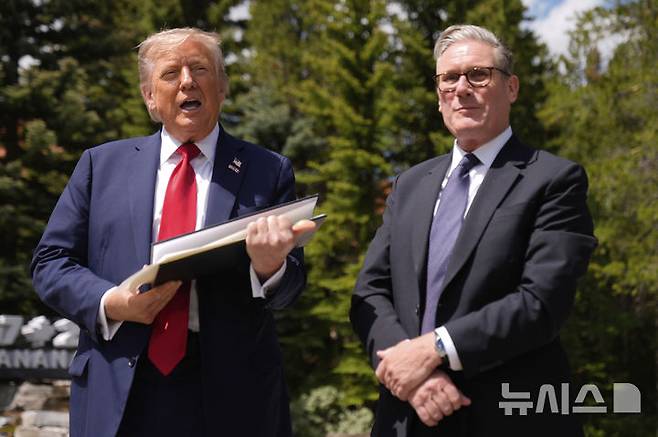 [카나나스키스=AP/뉴시스] 도널드 트럼프(왼쪽) 미국 대통령이 6월 16일 캐나다 카나나스키스에서 주요 7개국(G7) 정상회의를 계기로 키어 스타머 영국 총리와 회담 후 기자회견을 하고 있다. 스타머 총리의 주선으로 영국 왕실은 두번째로 트럼프를 국빈방문 초청을 했다. 2025.07.14.