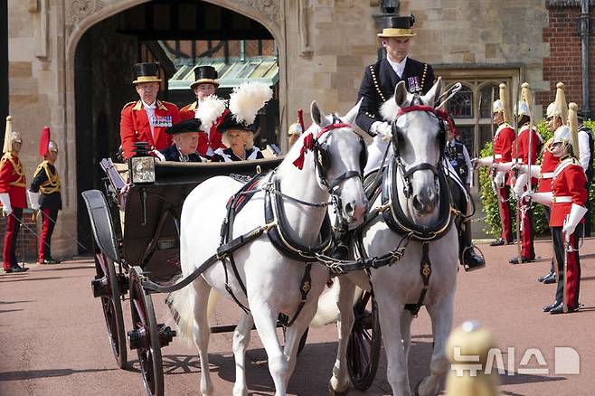 [AP/뉴시스] 찰스3세 영국왕과 카밀라 왕비가 6월 16일 윈저 성에서 열린 가터기사단 행사에 참석해 마차를 타고 있다. 트럼프의 국빈 방문으로 그는 오는 9월 17-19일 의장대 사열과 마차 행렬 등 영국 왕실의 모든 화려한 의전을 경험하게 된다. 2025. 07.14.