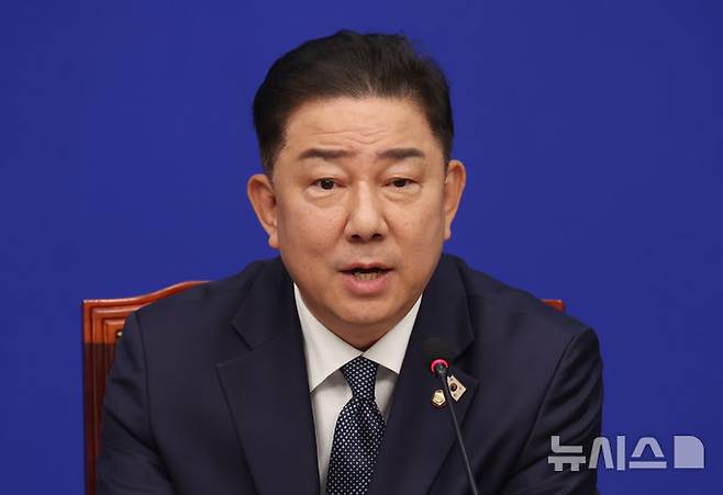 [서울=뉴시스] 고승민 기자 = 김병기 더불어민주당 대표 직무대행 겸 원내대표가 11일 서울 여의도 국회에서 열린 최고위원회의에서 발언하고 있다. 2025.07.11. kkssmm99@newsis.com