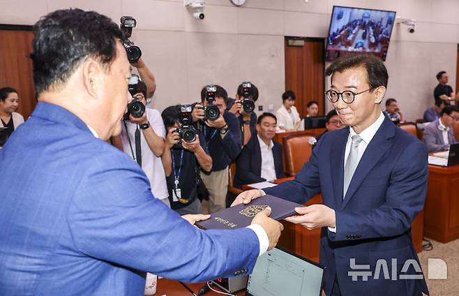 [서울=뉴시스] 김명년 기자 = 전재수 해양수산부 장관 후보자가 14일 오전 서울 여의도 국회 농림축산식품해양수산위원회에서 열린 인사청문회에서 어기구 위원장에게 선서문을 전달하고 있다. 2025.07.14. kmn@newsis.com