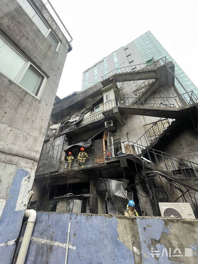 [서울=뉴시스]14일 낮 12시13분께 서울 서초구 반포동의 한 건물에서 발생한 화재 현장에서 소방대원이 건물 내부에 진입해 인명 수색 및 진화 작업을 벌이고 있다. (사진=서초소방서 제공)