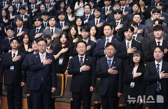 [진천=뉴시스] 최동준 기자 = 이재명 대통령이 14일 충북 진천 국가공무원인재개발원에서 5급 신임관리자과정 교육생에게 특강에 앞서 참석자들과 국민의례를 하고 있다. (대통령실통신사진기자단) 2025.07.14. photocdj@newsis.com