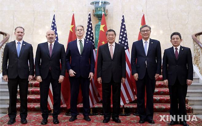 [런던=신화/뉴시스] ﻿﻿미중 간 무역전쟁이 부분적으로 휴전에 들어간 가운데, 중국 측이 양국 협력을 거듭 강조하며 무역 회복을 위한 대화 기조를 유지하겠다는 입장을 밝혔다. 사진은 지난 6월9일 영국 런던에서 미국과 중국 무역대표단이 협상을 마친 뒤 단체사진을 찍는 모습. 2025.07.14